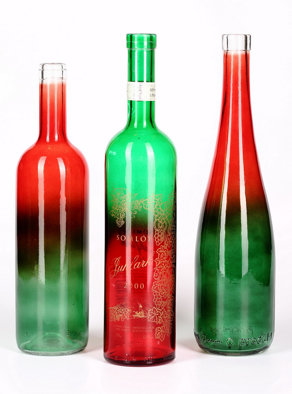Varázslatos színekben pompázó üvegek festése